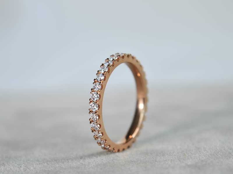 Auksinis žiedas - juostelė su briliantais