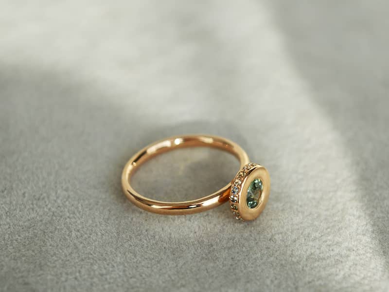 Auksinis žiedas su safyrais