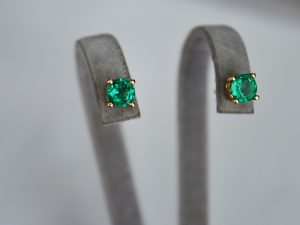 auksiniai auskarai su smaragdais