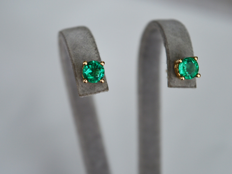 auksiniai auskarai su smaragdais